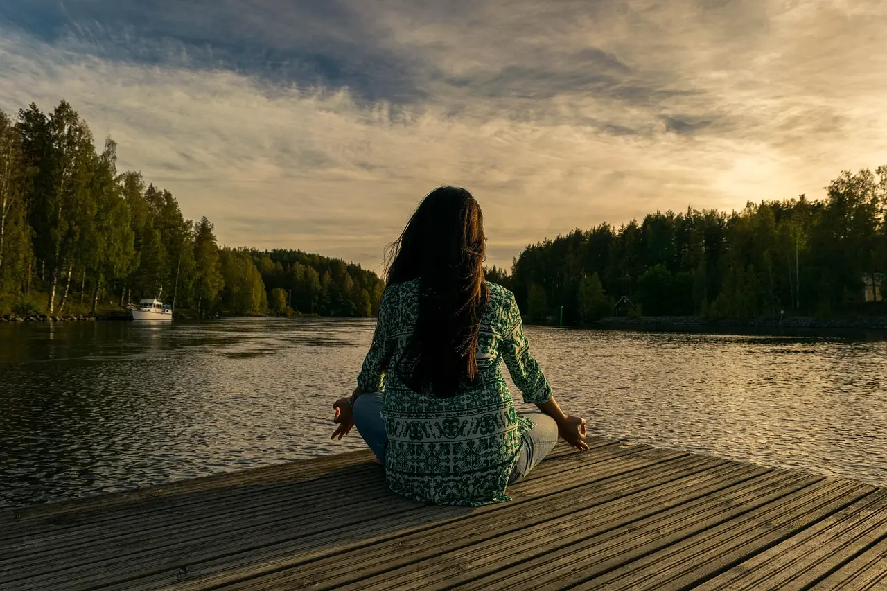 persona practicando mindfulness para reducir el estrés y la ansiedad